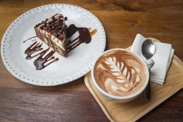 热咖啡和巧克力蛋糕图片下载