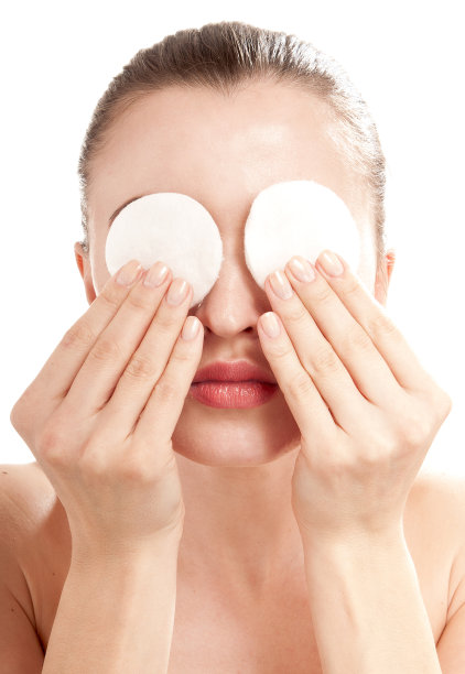 女人用纱布来卸妆。图片下载