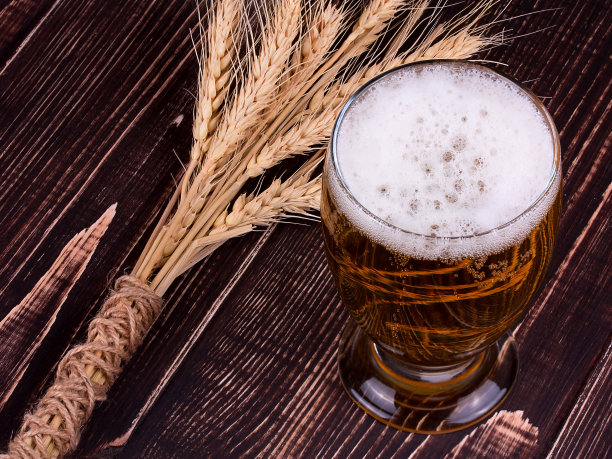 一杯啤酒和一双耳朵图片下载