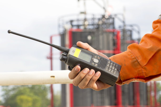 户外用对讲机的人图片下载