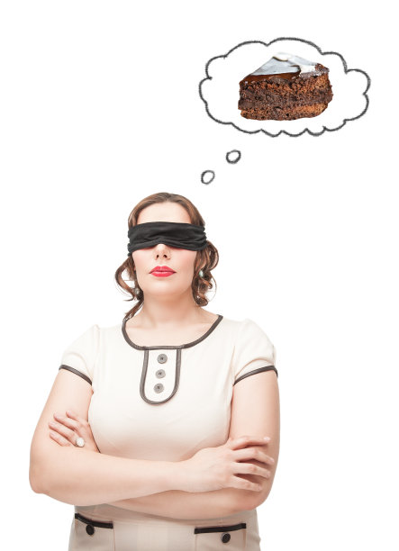 蒙着眼睛的胖女人梦到了蛋糕图片下载