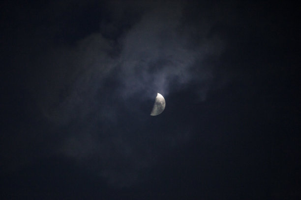 半月和云。图片下载