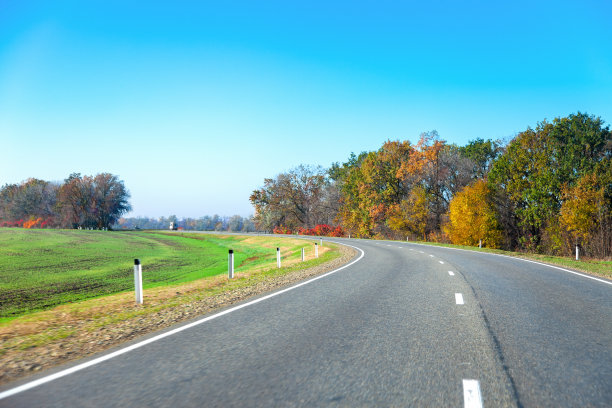 弯弯曲曲的道路，风景如画的地段图片下载