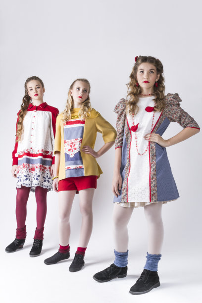 俄国风格的三个漂亮女孩的肖像图片下载