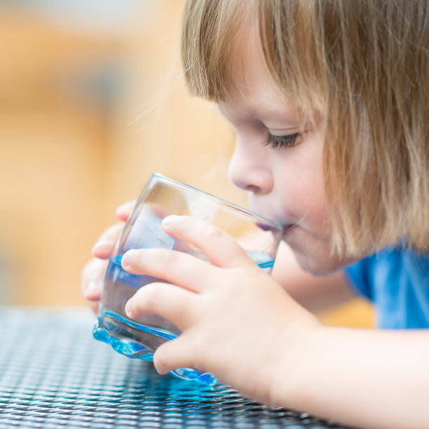 女孩在户外饮水图片下载