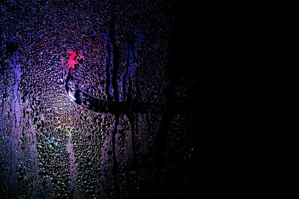 夜光反射在湿玻璃上图片下载