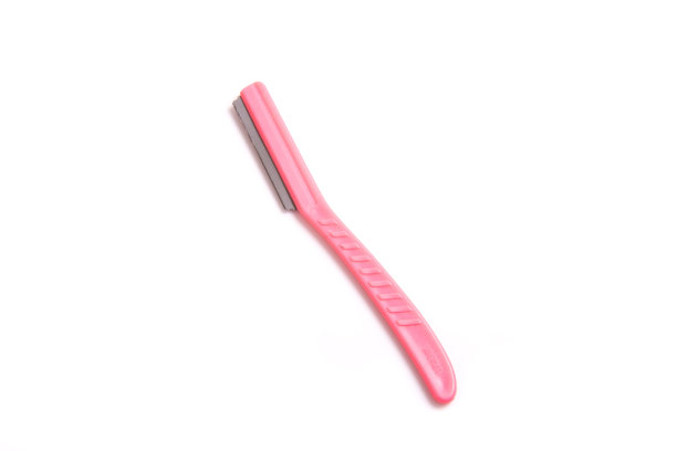 白色背景上的粉色剃刀图片下载