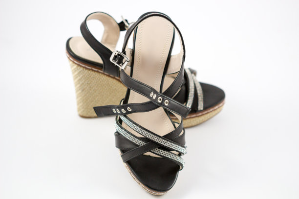 women shoes isolated on white background /黑色麂皮女鞋孤立在白色背景/美丽的时尚鞋女士在白色背景。图片下载