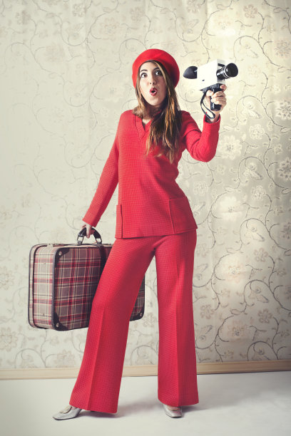 女人很喜欢用相机拍摄图片下载