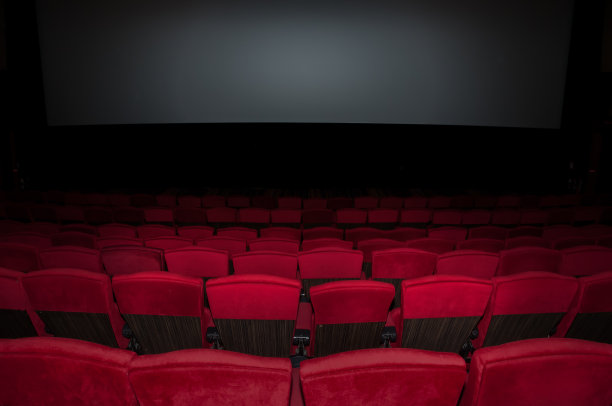 屏幕后面一排的空座位图片下载