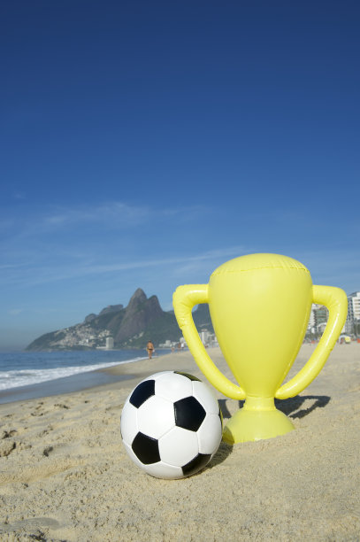 巴西足球冠军奖杯沙滩足球图片下载