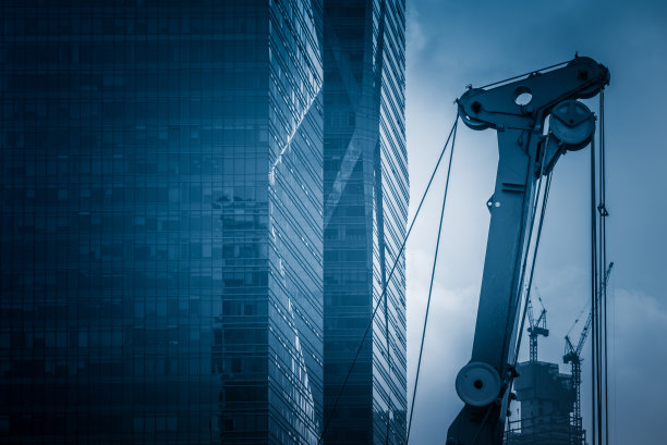 带有建筑起重机的现代摩天大楼图片下载