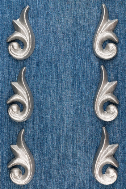 豪华框架由银色灰泥石膏躺在牛仔布上。图片下载