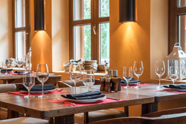 餐厅房间配有木制家具图片下载