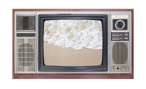 复古电视上的白色背景与图像的沙滩上的屏幕。图片下载