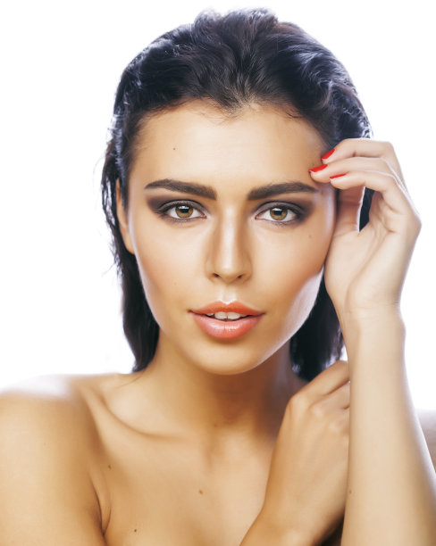 完美的美丽黑发女人孤立在白色的背景微笑图片下载