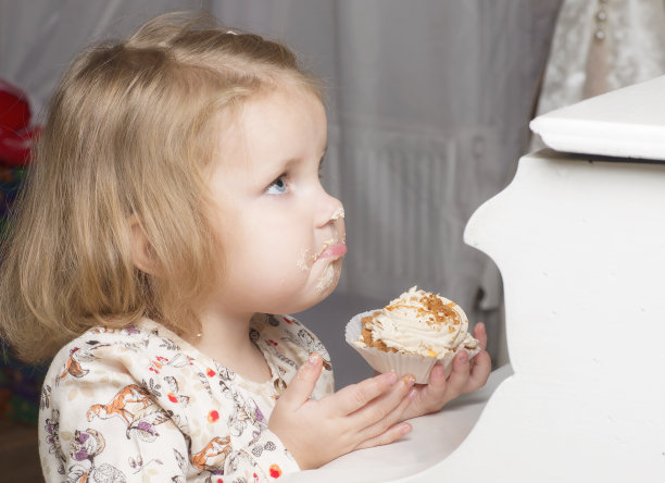 两岁孩子的肖像。图片下载