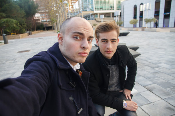 年轻的商人在休息时自拍。图片下载