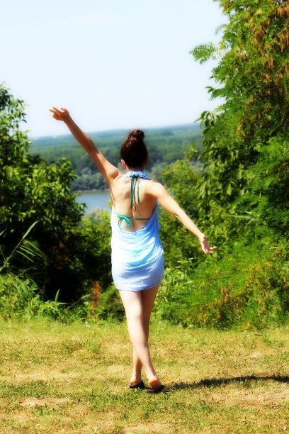 快乐的年轻女孩享受着大自然的自由图片下载