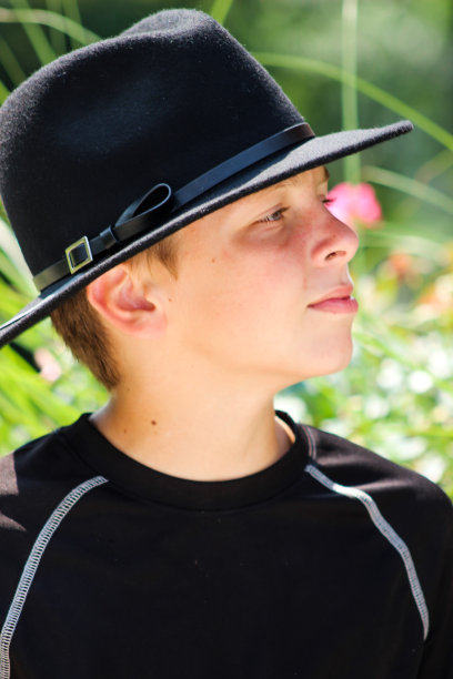 戴着帽子的小男孩侧面照片图片下载