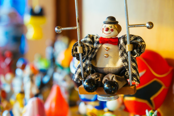 小丑娃娃坐在秋千上。图片下载