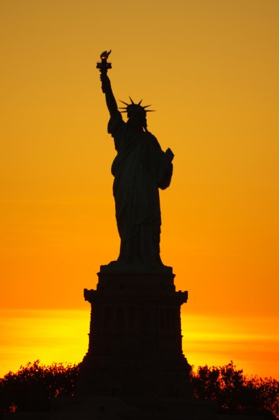 日落时的自由女神像图片下载