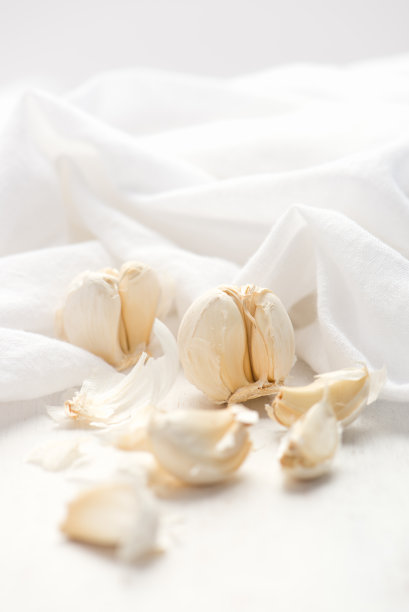 蒜瓣和白布图片下载