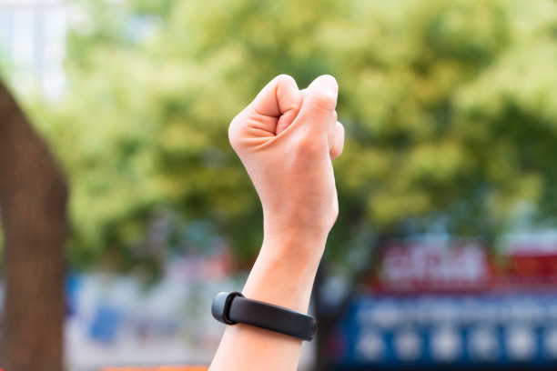 把手放在模糊的背景上图片下载