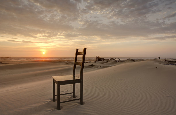 废弃的木椅海滩日落沙反射云宁静的HDR图片下载