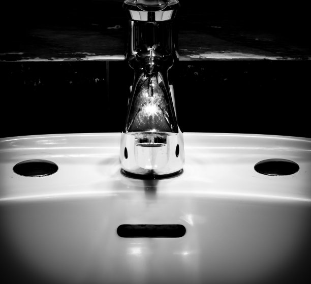 脸盆和水龙头看起来像人脸。图片下载