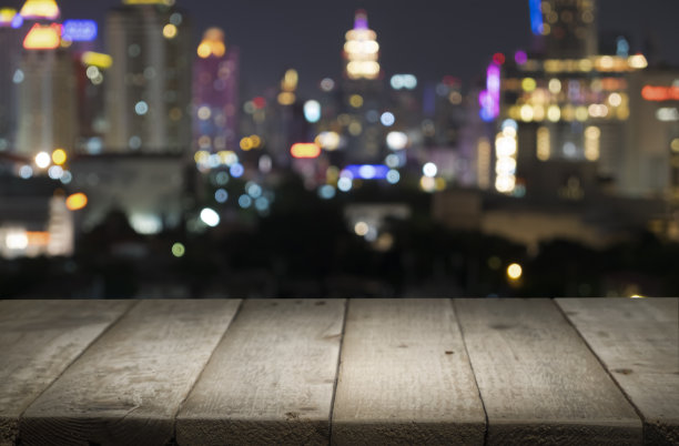 木地板与城市夜晚灯光模糊抽象的背景图片下载