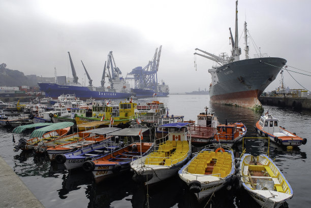 有雾的港口图片下载