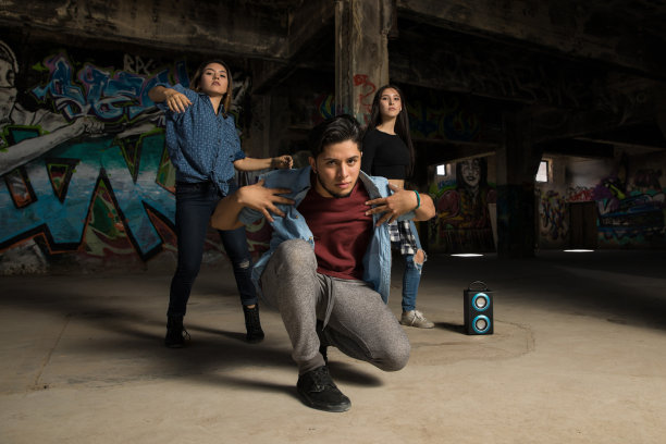 都市说唱男和几个女孩在一起图片下载