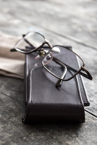 旧眼镜放在木桌上图片下载