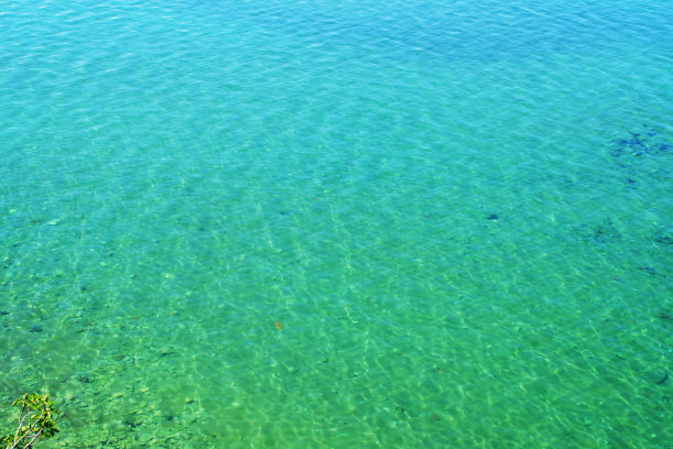 湖水清澈如水晶图片下载