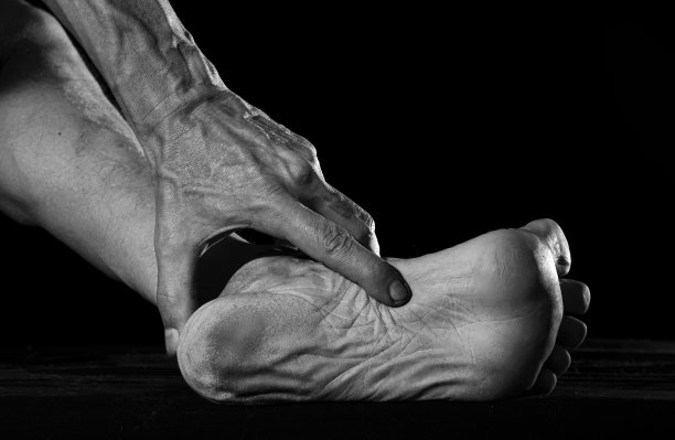 刺在脚上。图片下载