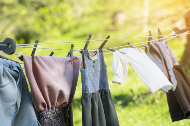 把衣服放在绳子上晒干图片下载