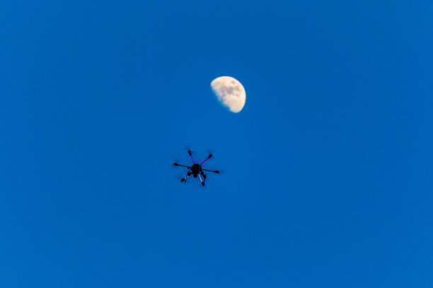 无人机在月球前飞行图片下载