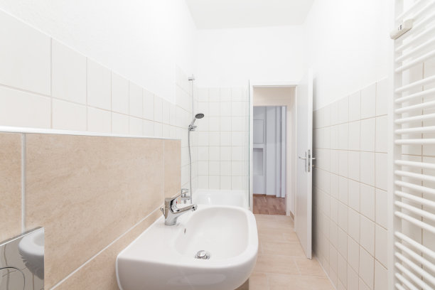 新浴室，瓷砖浴室-房地产内部图片下载