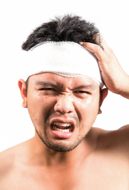 头上缠着弹性绷带的人图片下载