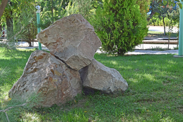 园林中的三块石头图片下载