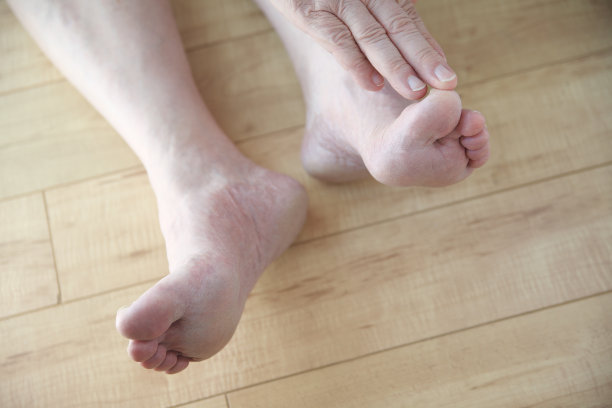 老人伸出手去摸他的脚趾图片下载