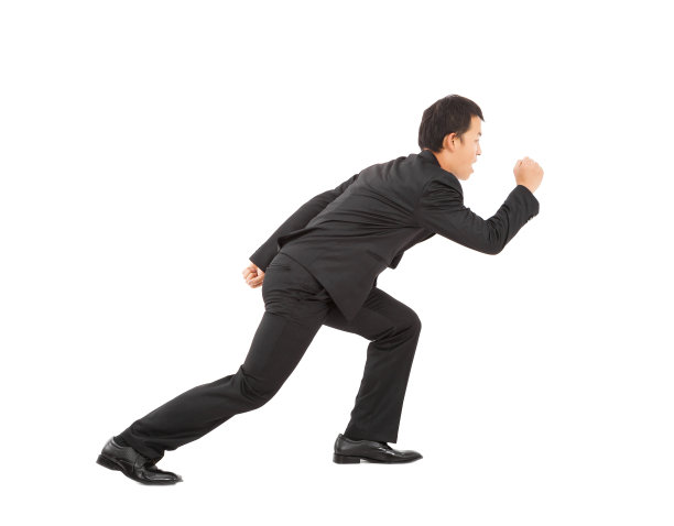 亚裔年轻商人在白人背景下独自冲刺图片下载