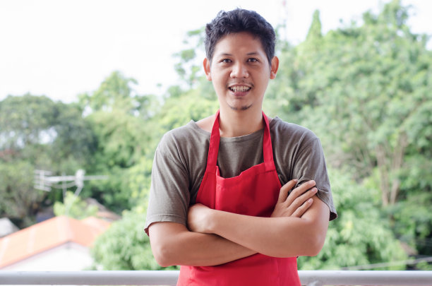 亚洲男人穿红围裙的肖像图片下载