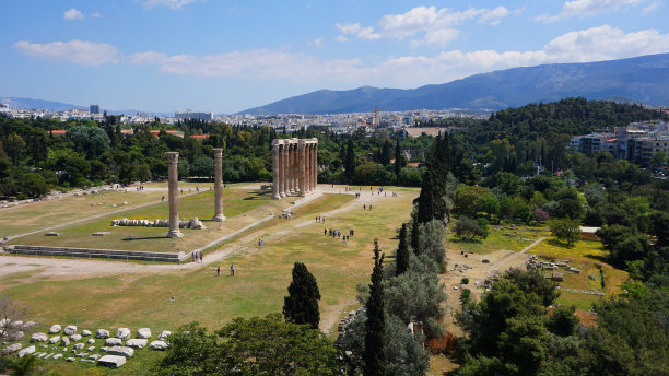 一个春天的早晨，雅典历史中心，阿提卡，希腊，奥林匹亚宙斯神庙的标志性柱子的航拍照片图片下载