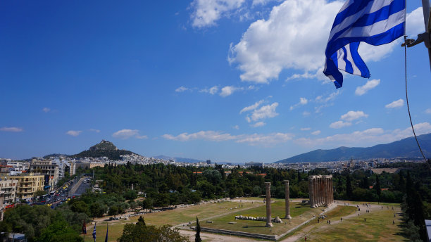 一个春天的早晨，雅典历史中心，阿提卡，希腊，奥林匹亚宙斯神庙的标志性柱子的航拍照片图片下载