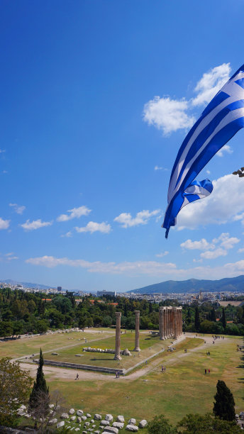 一个春天的早晨，雅典历史中心，阿提卡，希腊，奥林匹亚宙斯神庙的标志性柱子的航拍照片图片下载