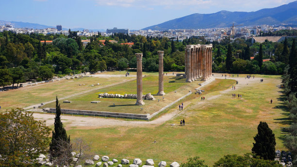 一个春天的早晨，雅典历史中心，阿提卡，希腊，奥林匹亚宙斯神庙的标志性柱子的航拍照片图片下载