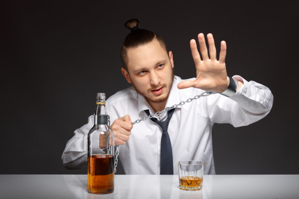 男性的酒精依赖图片下载