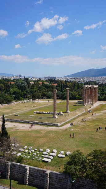 一个春天的早晨，雅典历史中心，阿提卡，希腊，奥林匹亚宙斯神庙的标志性柱子的航拍照片图片下载